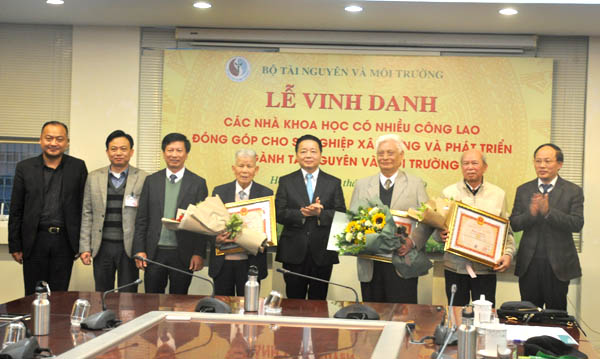 Lãnh[-]đạo[-]VACNE[-]được[-]Bộ[-]trưởng[-]Bộ[-]Tài[-]nguyên[-]và[-]Môi[-]trường[-]vinh[-]danh[-]các[-]nhà[-]khoa[-]học[-]có[-]nhiều[-]công[-]lao